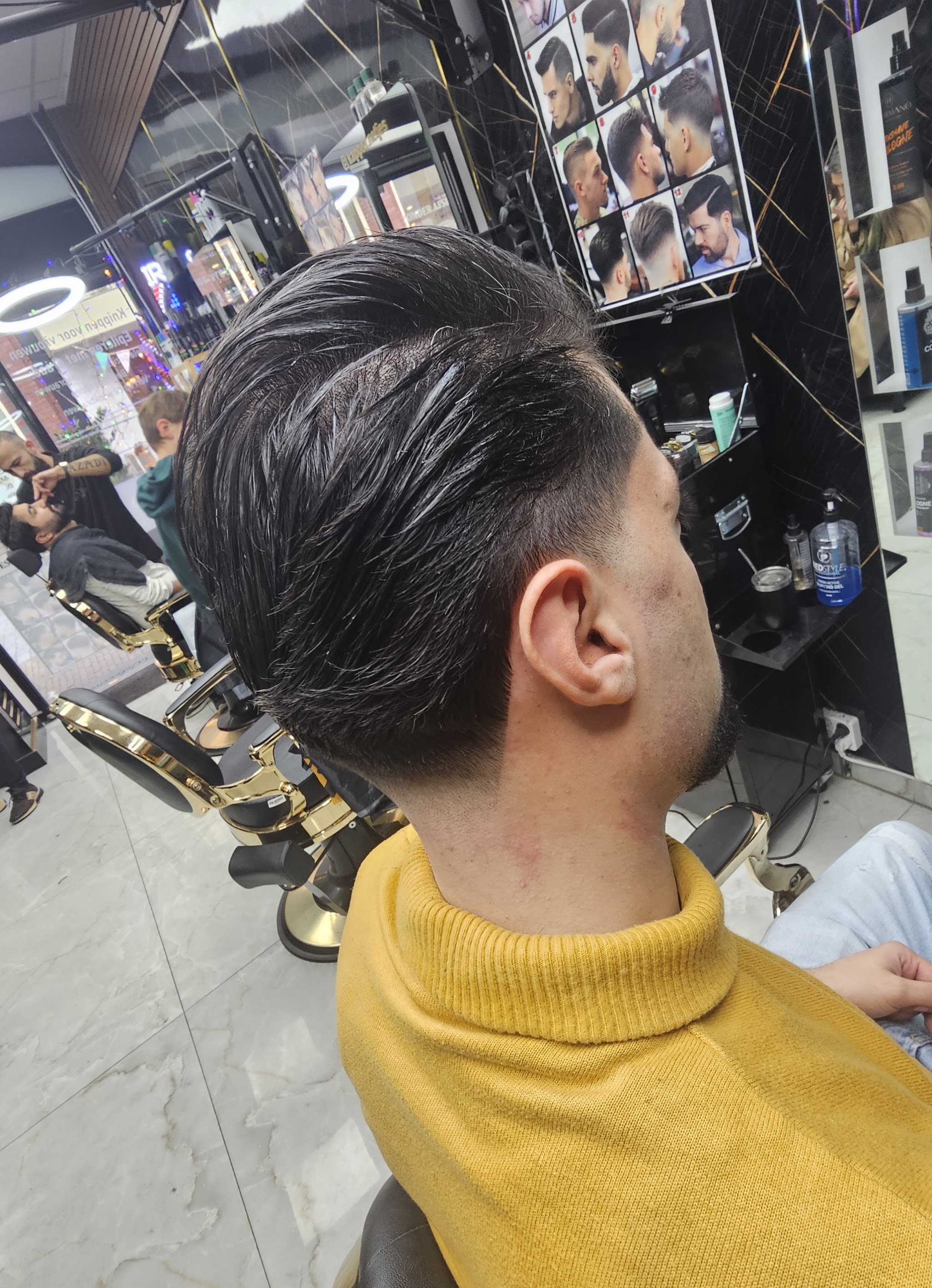 Strak geknipt kapsel van achteren, haar naar achteren gestyled, in de zaak
